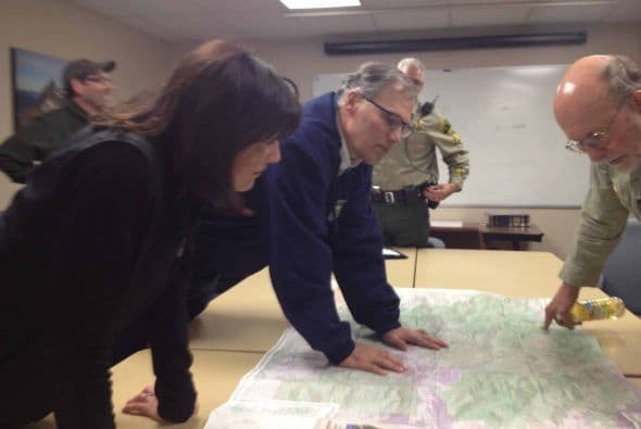 Por cuatro días, las autoridades y grupos de rescate mantienen la búsqueda de más víctimas del mortal deslave ocurrido en la localidad de Oso en el estado de Washington. Las condiciones climáticas y la inestabilidad del terreno complican las labores de salvamento y el recuento de víctimas que ha aumentado en las últimas 24 horas. Hasta el momento se reportan 14 fatalidades y 176 personas desaparecidas.