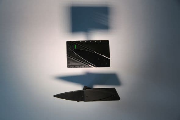 Navajas ocultas en carteras especiales