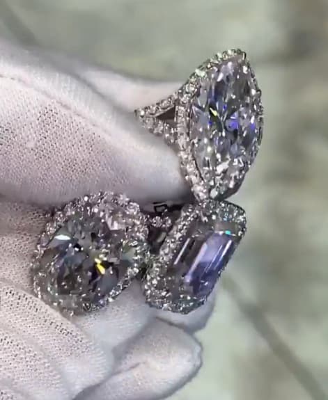 Ya habían robado al menos $100,000 en joyas efectivo y bienes. Una de sus víctimas fue un famoso joyero de Nueva York, conocido como "Eric el Joyero", quien había venido a Miami a ver el Super Bowl. 
<br>