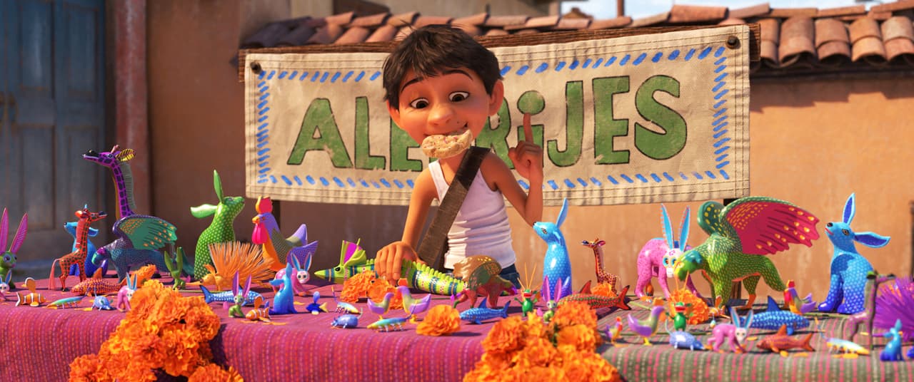 ¿Te acuerdas de Pepita? Ella es el enorme jaguar-águila que protege a la familia Rivera y es la interpretación de los alebrijes en 'Coco'.