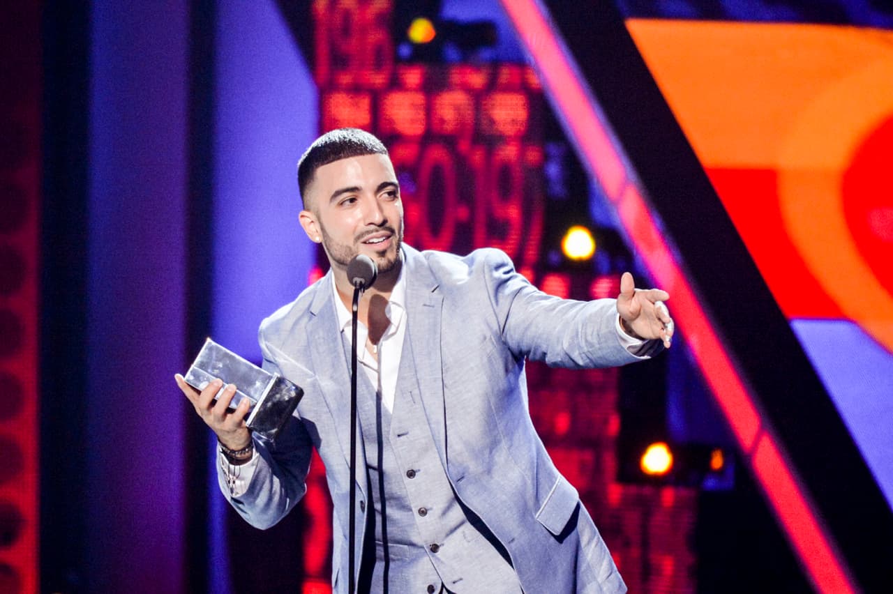 Luis Figueroa recibió un #PremioJuventud por su exitosa interpretación del tema 'Flor Pálida', en la categoría 'De Cover a Cover'.