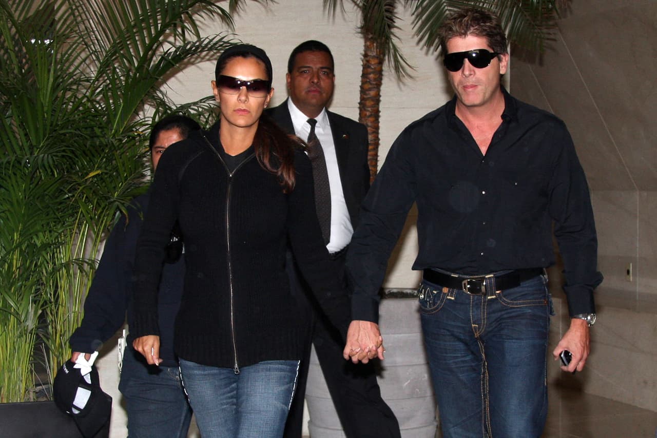 Fue cuestionado sobre si consideraba que la intérprete era cómplice de Larry Ramos: "Por supuesto. El hecho de no ser su esposa de forma legal y estar en conocimiento de los ilicitos de este señor, conviviendo, consintiendo y recibiendo recursos de parte del mismo,
<b><a href="https://www.youtube.com/watch?v=8JCElU__zPE" target="_blank"> la vuelve cómplice y seguramente está (siendo) investigada por las autoridades de Estados Unidos". </a></b>