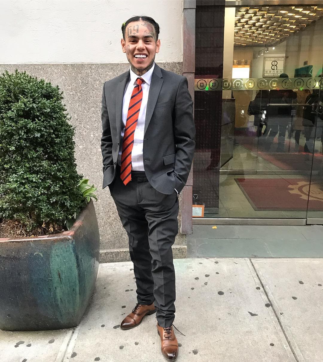 Tekashi declaró que tuvo problemas con Trippie, ambos estaban en el mismo sello disquero e hicieron una canción juntos. Pero hubo celos que provocaron disputas en redes sociales y luego violencia física, según informó
<a href="https://www.tmz.com/2019/09/18/tekashi-69-testifies-gang-attack-trippie-redd-snitching-day-2/" target="_blank">TMZ</a>.