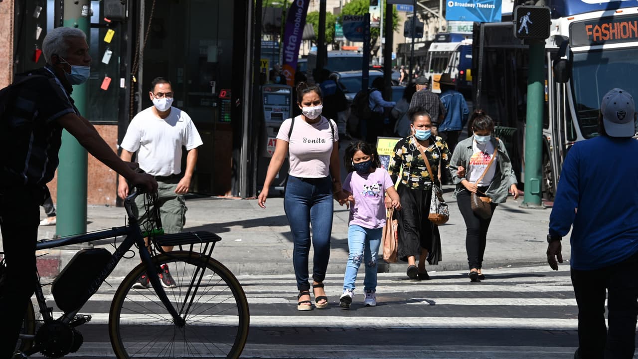 Más de 2,500 nuevos casos diarios se reportan en Los Ángeles ¿Regresarán las restricciones o se impondrán las vacunas? 