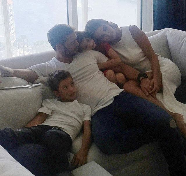 Ambos famosos comparten su felicidad con sus seguidores y les muestran algunos tiernos momentos en familia: "This is us 😍 #myhappyplace @willevy @christopherlevy @kaileylevy19 #tbt #bts", escribió la actriz en Instagram.