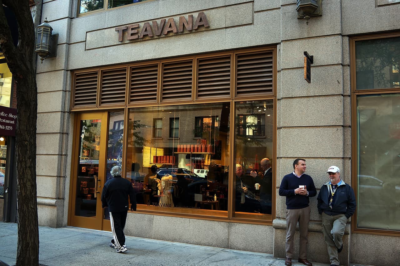 <b>Teavana. </b>La cadena Starbucks es la principal vendedora de café del país. En 2012 decidió incursionar en el té y adquirió Teavana, que operaba desde 1997, por unos 620 millones de dólares. Muchas tiendas Teavana estaban ubicadas en centros comerciales, que han experimentado una disminución significativa en el tráfico peatonal en los últimos años. Starbucks decidió en 2017 cerrar los casi 400 locales de Teavana.
