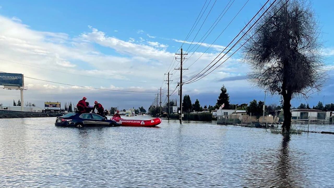 Bomberos de Bakersfield rescatan a los habitantes de Merced durante inundaciones
