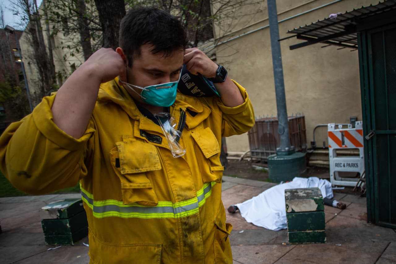 Utilizar el mismo cubrebocas para ir al supermercado, por ejemplo, es muy distinto que hacerlo durante toda una jornada laboral.
<br>
<br>
<b>La cantidad de tiempo que se lleva puesta una mascarilla es más importante que la frecuencia con la que se usa</b>, apuntó Richard Flagan, que estudia las mascarillas y los aerosoles en el Instituto de Tecnología de California.
<br>
<br>
<b><a href="https://www.univision.com/noticias/salud/omicron-hospitalizaciones-covid-19-busca-tu-condado-interactivo">Interactivo: revisa el impacto de ómicron en hospitales cerca de ti.</a></b>