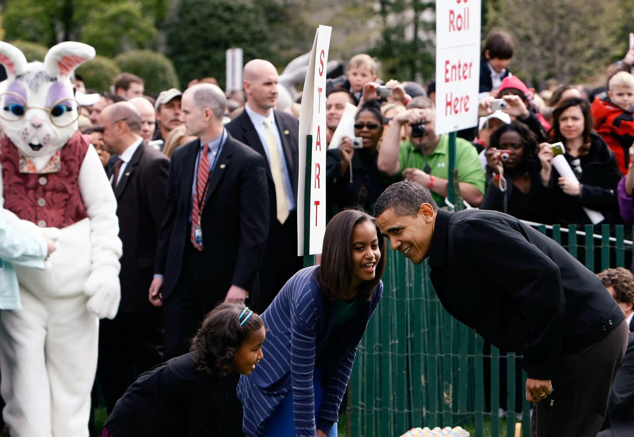 Malia y Sasha disfrutaron, el 13 de abril de 2009, junto con su papá en su primera celebración de pascua en la Casa Blanca. La primera vez que se hizo este evento fue en 1878 durante la presidencia de Rutherford B. Hayes.