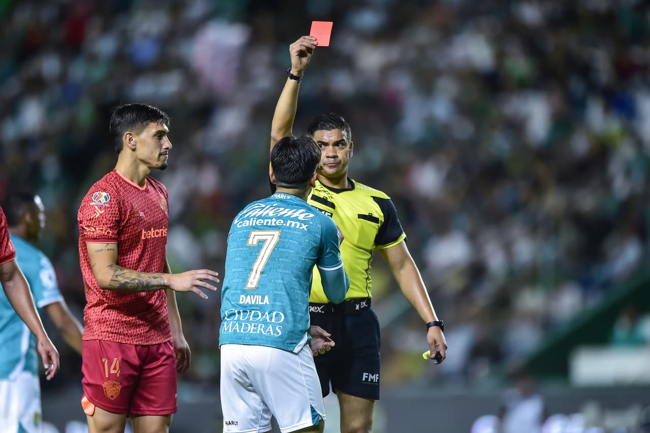 Dávila se fue expulsado al minuto 70 por dar un cabezazo a un rival.
<br>