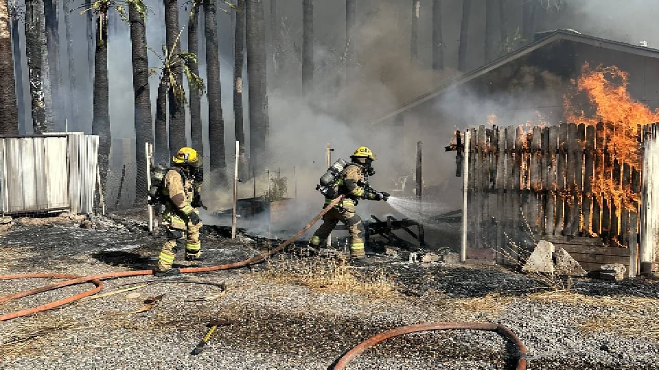 Incendio destruye varias estructuras, deja 21 desplazados y dos heridos en Phoenix