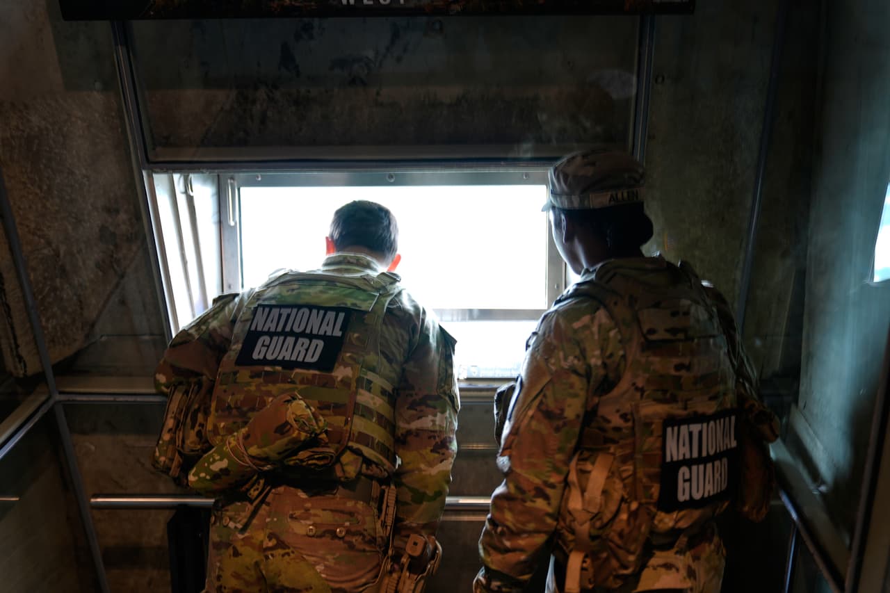Miembros de la Guardia Nacional toman fotografías desde el Monumento a Washington mientras continúan las obras de construcción del salón de baile de la Casa Blanca, el jueves 21 de mayo de 2026, en Washington, donde antes se ubicaba el Ala Este.