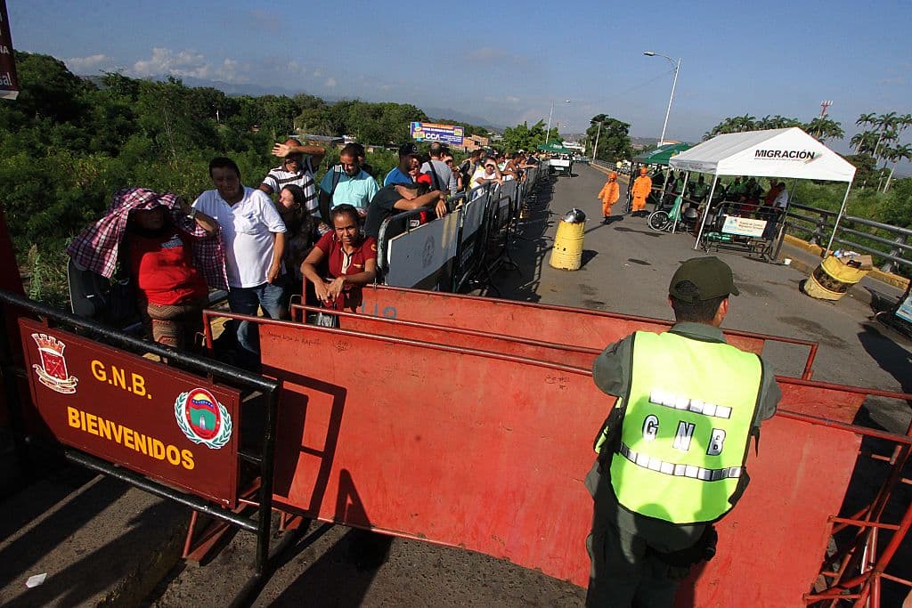 Gente espera para cruzar el puente internacional Simón Bolívar de regreso a San Antonio del Táchira. Foto: GEORGE CASTELLANOS/AFP/Getty Images.