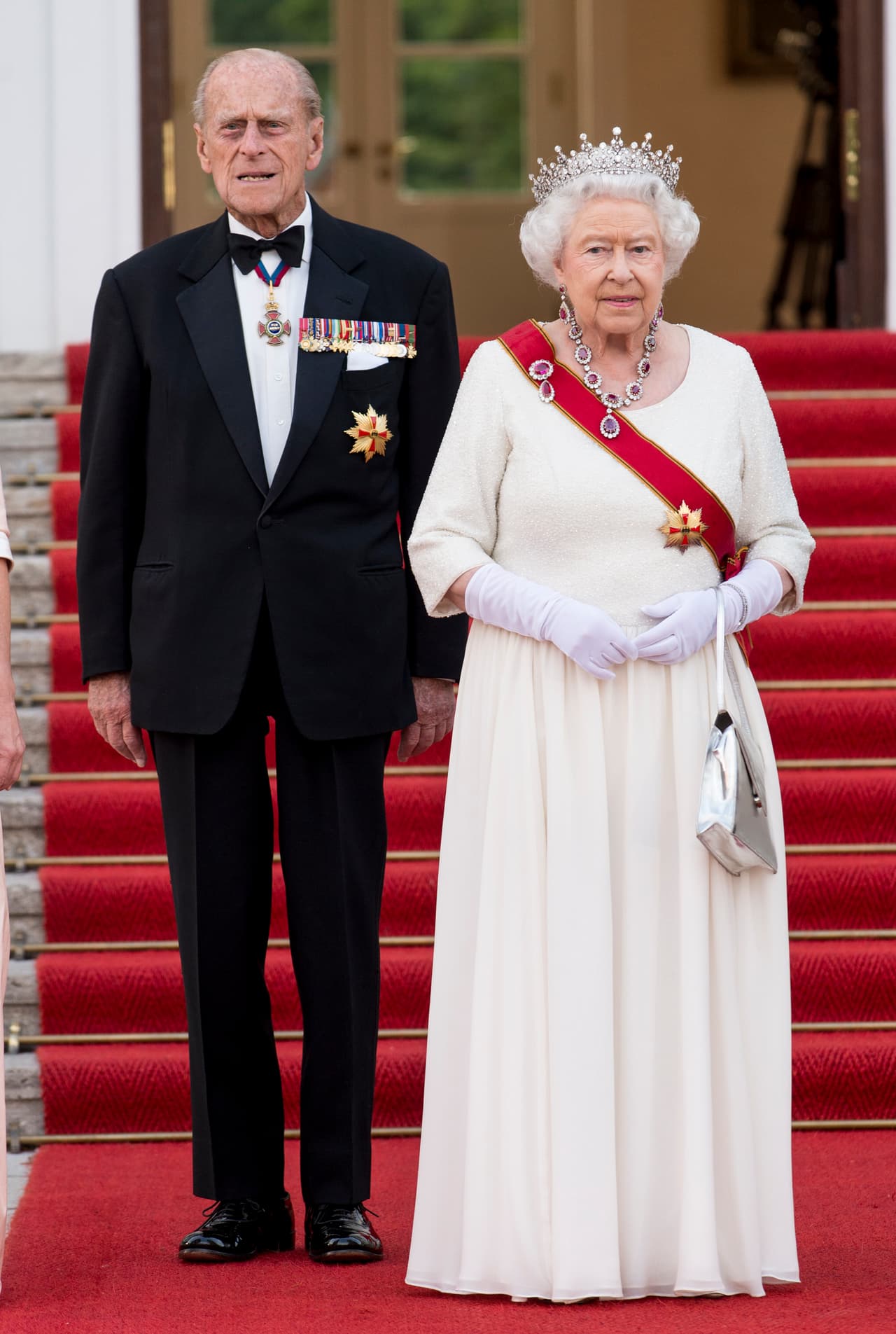 Aunque todavía se ignora cuál será el atuendo que usará la reina, una fuente informó que "dependerá en gran medida del apoyo de la encargada de su armario y antigua confidente, Angela Kelly". También se dio a conocer que 
<b>Isabel II se cortará el pelo</b> por lo que recibirá la visita de su peluquero Ian Carmichael.