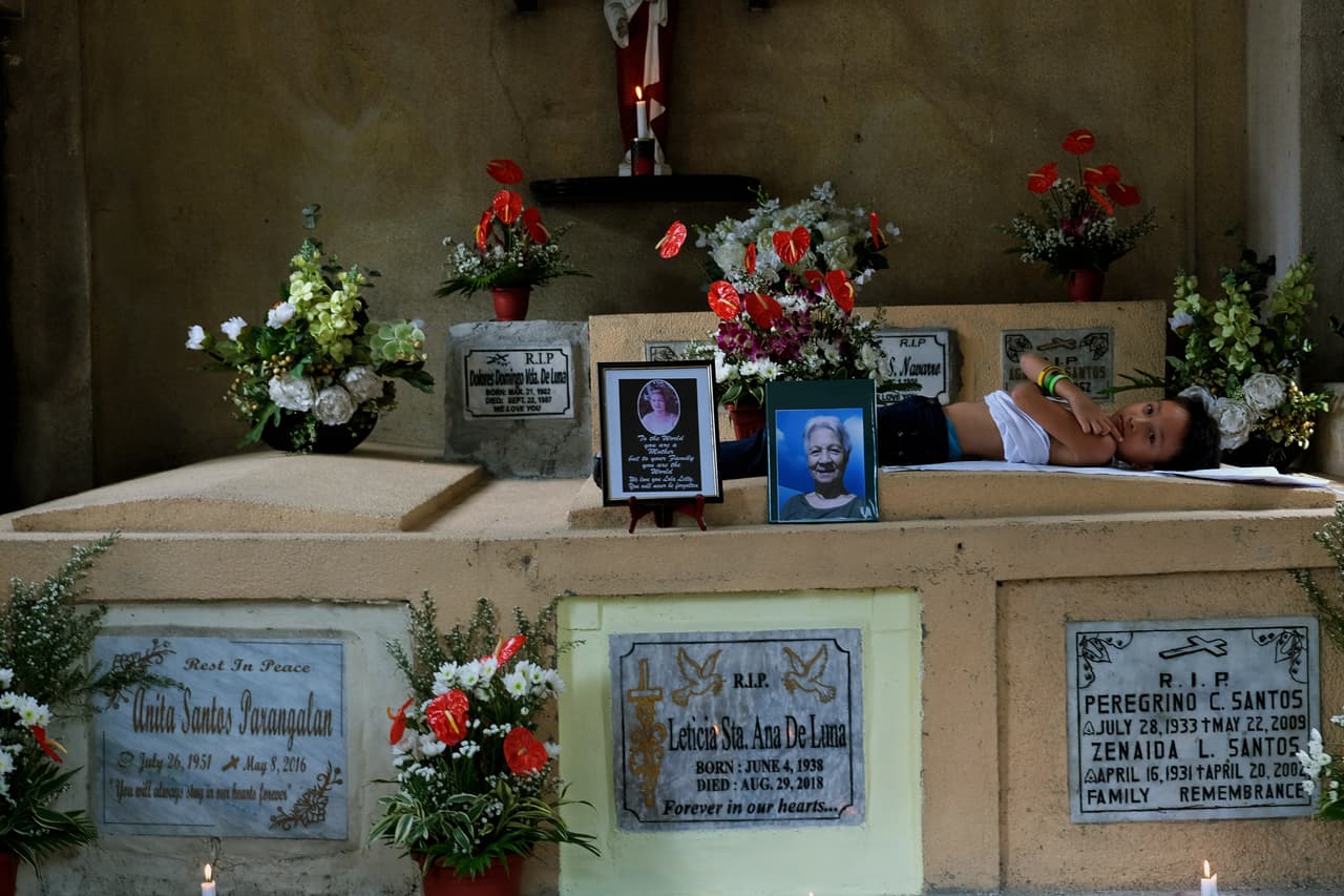 <b>De visita a los muertos en su día.</b> La tradición católica del día de los difuntos se extiende por todo el mundo. En Manila, Filipinas, decenas de personas visitaron las tumbas de sus familiares y algunos pasaron la noche en el cementerio ofreciendo flores, velas y oraciones a sus seres queridos.