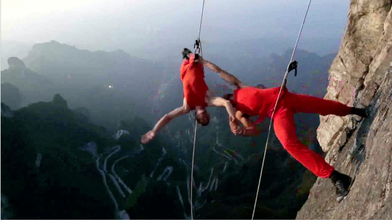 Impresionante danza vertical en un acantilado de China
