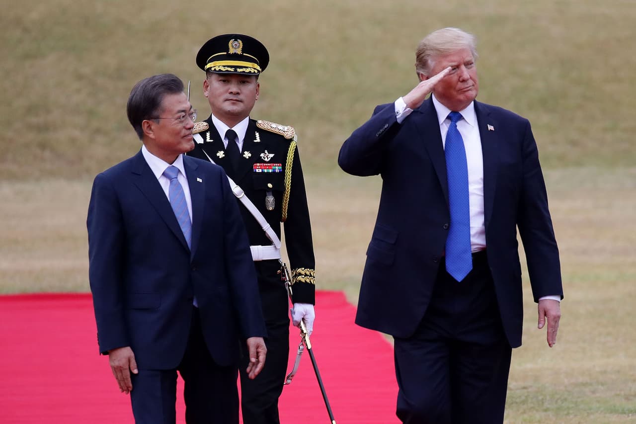 Los presidentes Moon Jae-in, de Corea del Sur, y Donald Trump, de EEUU, recibidos por una parada militar en Seúl.
