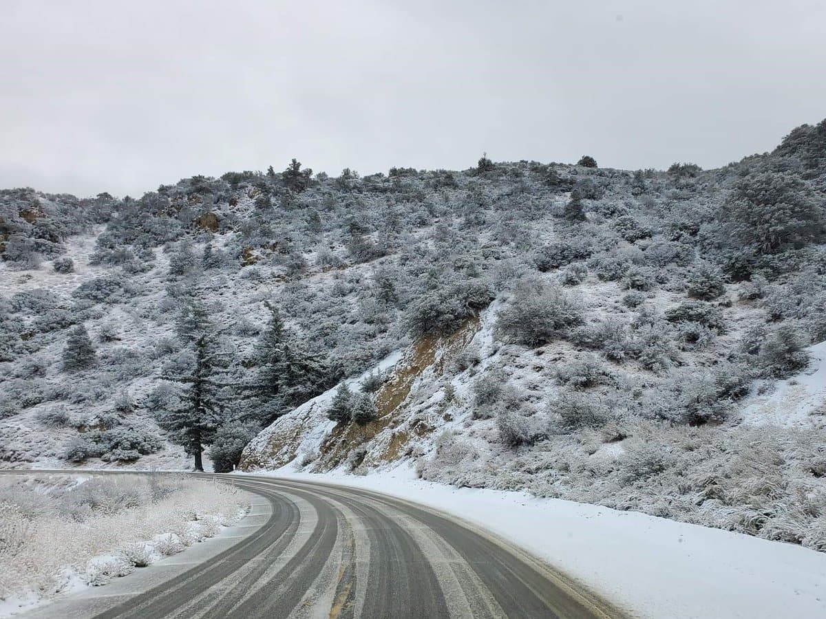 Tras varias horas de trabajo durante el sábado la ruta estatal 33 fue abierta entre Ojai y la ruta estatal 166. La vía había sido tapiada por una nevada sobre Pine Mountain Summit.