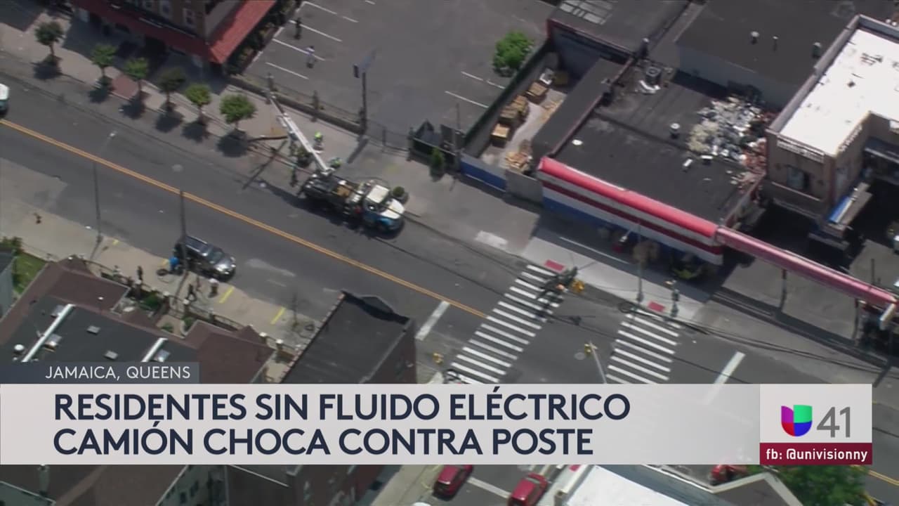 Camión choca contra un poste y deja a varias casas sin electricidad
