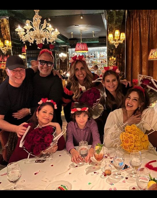 La pareja 
<b><a href="https://www.univision.com/famosos/lili-estefan-hijos-fiesta-fin-ano-los-estefan-fotos" target="_blank">se fue a cenar con Lili, Gloria y Emilio Estefan</a></b>, según esta foto que compartió Tommy Mottola en la que también está la protagonista de 
<b><a href="https://vix.com/es/detail/series-643?utm_medium=internal_referral&utm_source=univision&utm_campaign=breaking_news&utm_content=ed_entertainment&utm_term=slideshow" target="_blank">María Mercedes, que puedes ver gratis aquí en ViX. </a></b>
<br>