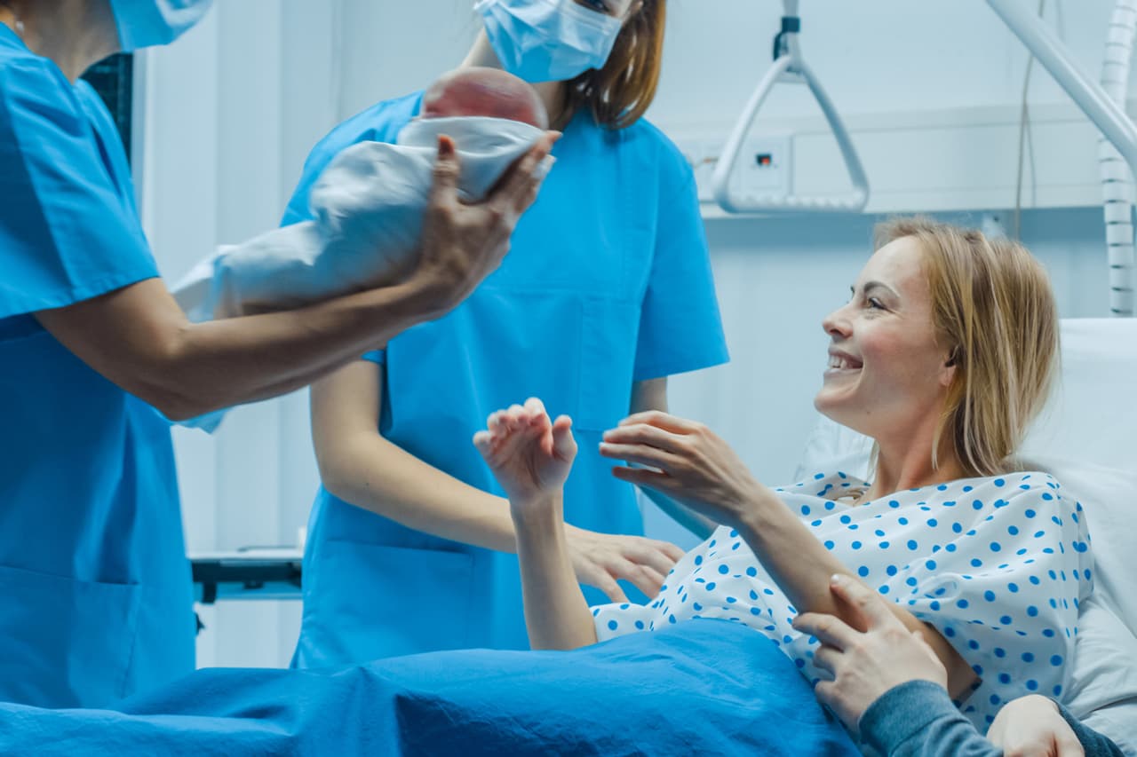 <b>Puesto 17. Enfermeras de posparto</b>
<br>
<br>
<b>A qué se dedican:</b> brindan atención médica física y emocional a las madres y los recién nacidos después del parto. 
<br>
<br>
<b>Principales industrias donde han sido contratados:</b> salud.
<br>
<br>
<b>Principales lugares donde han sido contratados:</b> Los Ángeles, Atlanta y Boston.
<br>
<br>
<b>Distribución de género:</b> 97.2% mujeres y 2.8% hombres.
<br>
<br>
<b>Experiencia previa promedio:</b> 4.5 años.
<br>
<br>
<b>Disponibilidad para el trabajo remoto:</b> 0%