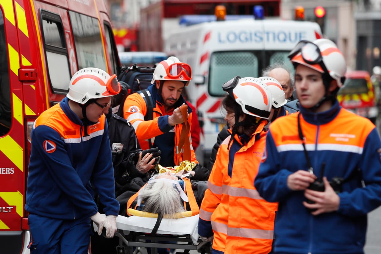 Según la
<i>Associated Press</i>, los testigos describieron el sonido de la explosión como abrumador. Escombros carbonizados y vidrios rotos cubrían el pavimento alrededor del edificio de apartamentos que alberga la panadería. Foto por Kiran Ridley/Getty Images