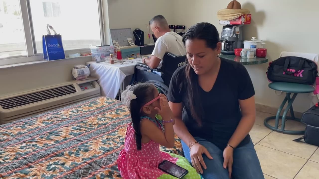 Finalmente, tras una larga espera, fueron liberados con un 
<b>parole de dos años que les otorga el derecho a obtener un permiso de trabajo,</b> comentó José Guerrero, abogado de inmigración.