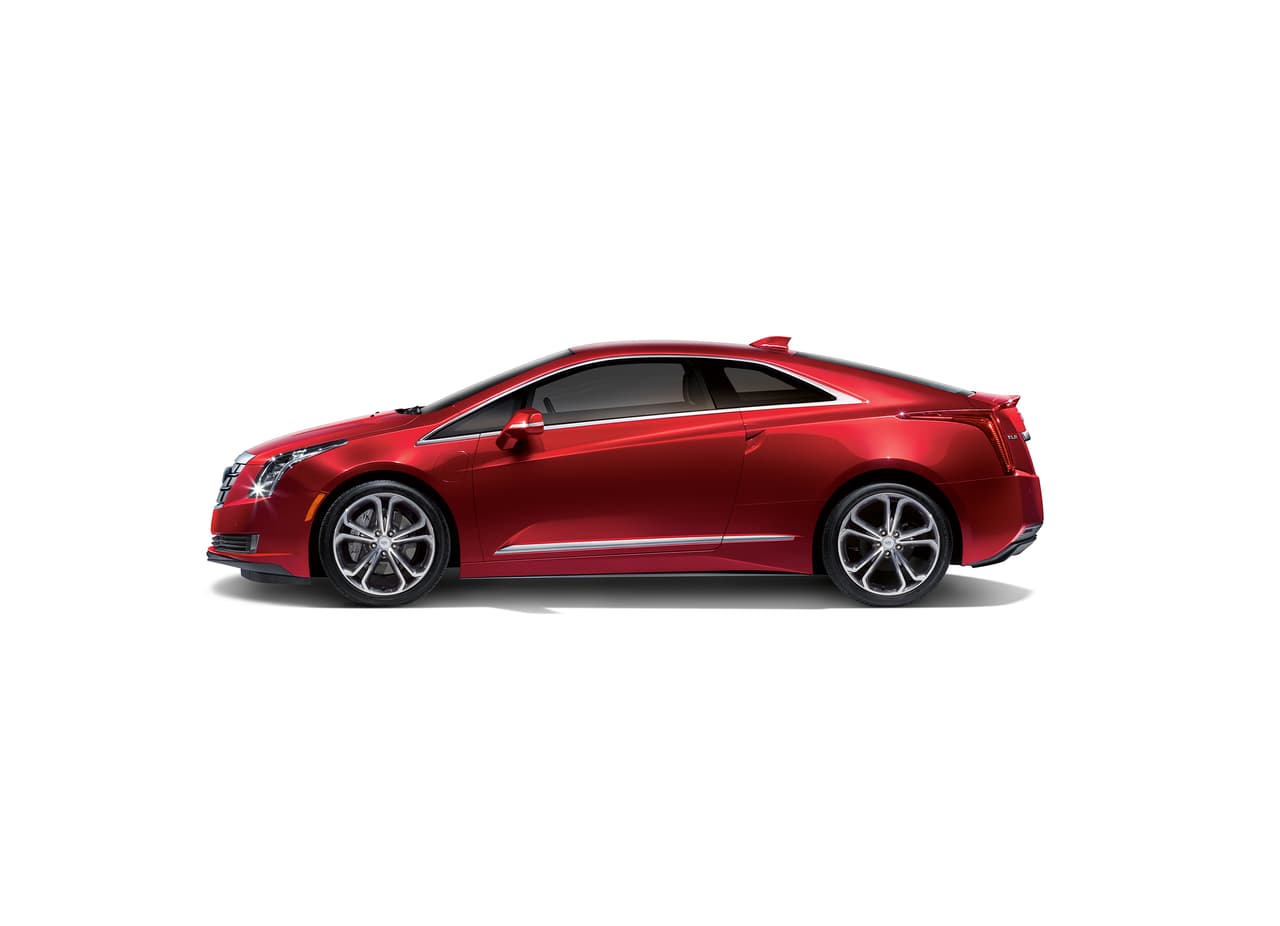<b>Cadillac ELR</b> (2014-2016) lo mejor que se puede decir del Cadillac ELR es que ha diferencia que en el pasado, la nueva General Motors sabe reconocer sus errores y deshacerse de ellos con rapidez. En sólo tres años Cadillac reconoció que su versión del
<b>Chevrolet Volt</b> de primera generación no tenía lo que hacía falta para competir con el Tesla Model S. Para hacer las cosas peores su precio de 75,995 dólares era astronómico. Cadillac. Cadillac trató de remediar la situación saltándose el modelo 2015 y anunciando con mucha fanfarria que el modelo 2016 tendría más potencia y un precio 10,000 más bajo que en 2014. Sin embargo para ese momento el daño ya estaba hecho.