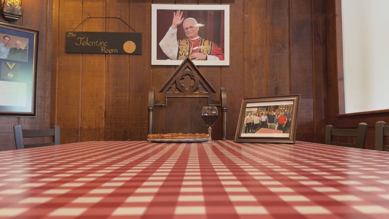 La esquina papal: silla reservada, foto con el papa y, por supuesto, su pizza favorita. La mesa aún es para la prensa internacional, pero pronto cualquier comensal podrá sentarse ahí.