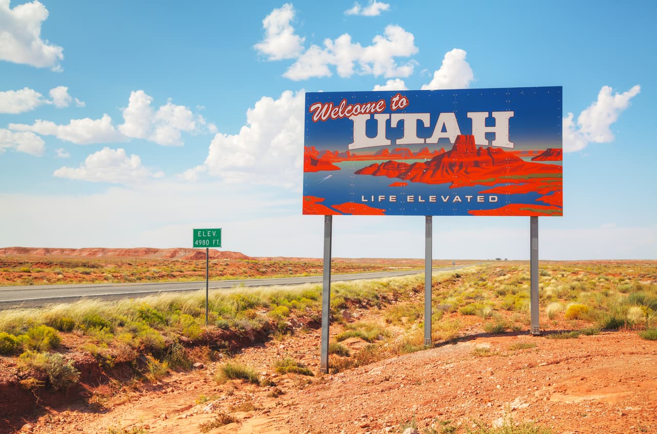 <b>Utah.</b> Este estado alienta a reconsiderar los viajes no esenciales a lugares con altas tasas de infección. No hay restricciones para viajar hacia, desde y a través del estado, pero se recomienda a las personas que mantengan distanciamiento social y usen máscaras. En este estado hay 865 contagios de covid-19 por cada 100,000 habitantes.