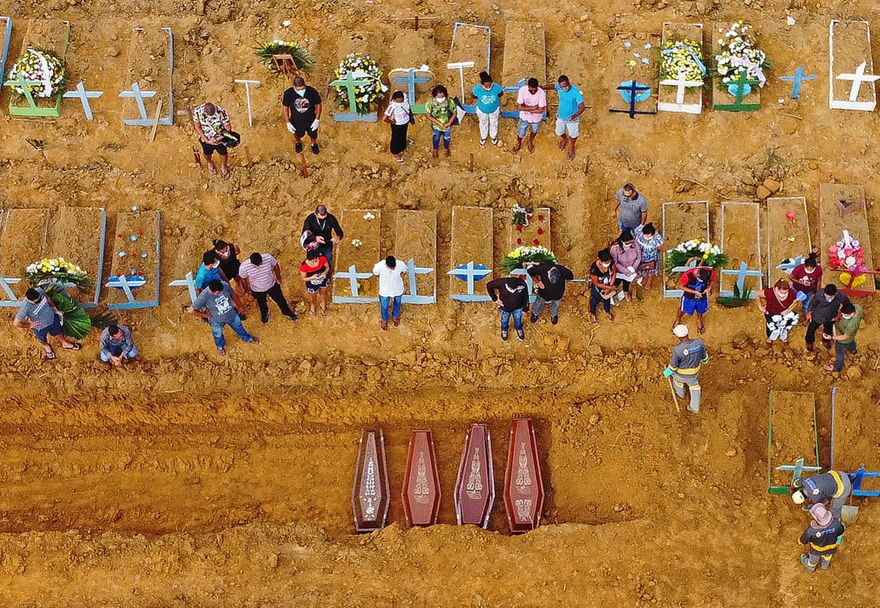 Un entierro masivo en el cementerio Nossa Senhora Aparecida en Manaos, en la selva amazónica de Brasil. Esta ciudad vive un caos sanitario por el covid-19: falta personal médico, algunos hospitales almacenan cadáveres en camiones frigoríficos y los cementerios empezaron a abrir fosas comunes.
<a href="https://www.univision.com/noticias/salud/mapa-actualizado-del-coronavirus-cifras-de-casos-confirmados-y-fallecidos">Mira aquí nuestro mapa actualizado del coronavirus: cifras de casos confirmados y fallecidos </a>