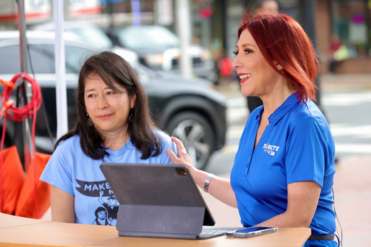 Jenny Llugcha, de la organización
<a href="https://maketheroadnj.org/" target="_blank">Make The Road Nueva Jersey</a>, segundos antes de ser entrevistada por
<a href="https://www.univision.com/local/nueva-york-wxtv/ana-patricia-candiani" target="_blank">Ana Patricia Candiani</a> en Súbete al 41.