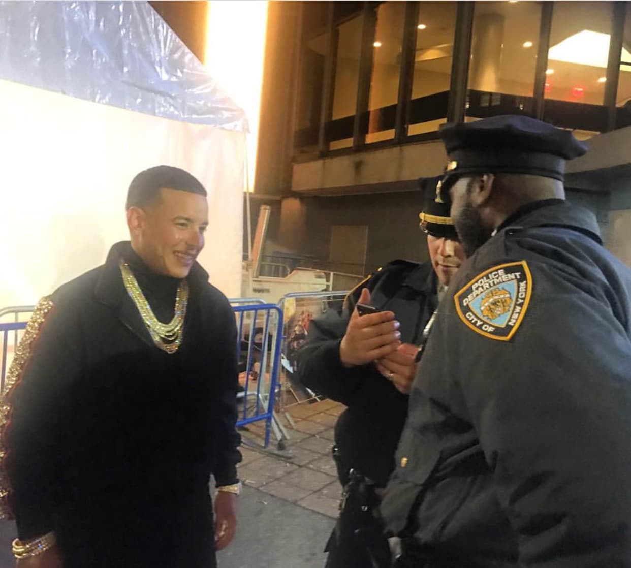 Por otra parte,
<b>Daddy Yankee</b> accedia a fotos con policias neoyorquinos que no paraban de preguntarle por una selfie.