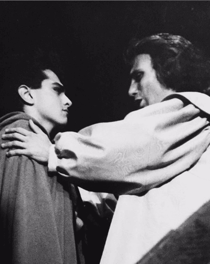 En la fotografía, Ariel Miramontes luce irreconocible con tan sólo 17 años, junto al reconocido actor Manuel Landeta. Al pie de la imagen, Ariel compartió algunos detalles. “(…) Manuel Landeta interpreta a ‘Cristóbal Colón’, en esta escena se despedía de mí que interpretaba su hijo, estamos en la proa de una majestuosa carabela del tamaño de la boca escena del Ferrocarrilero, fue mi primer trabajo profesional actuando, cantando y bailando. Estaba lampareado por la superproducción y el talento de Landeta”. 
<br>