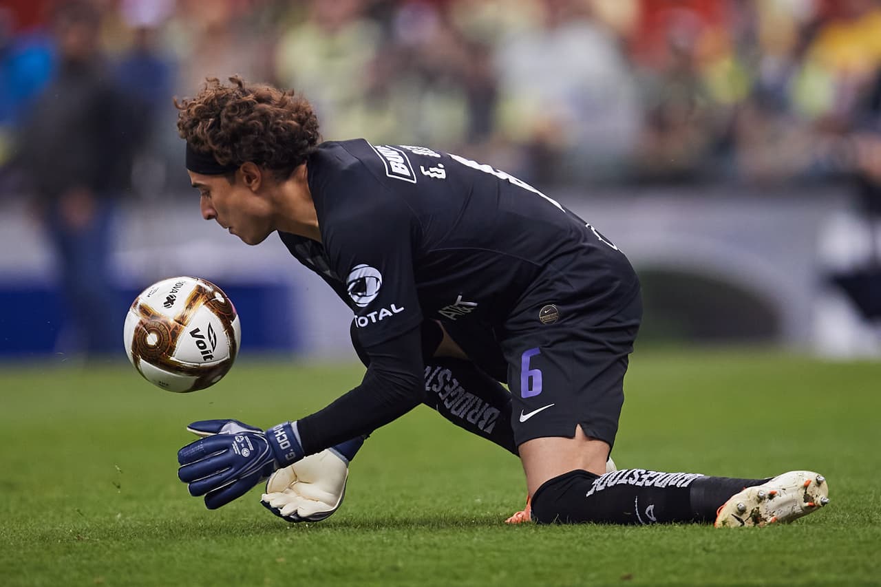 Disparo de Dorlan Pabón que sale a las manos de Memo Ochoa.