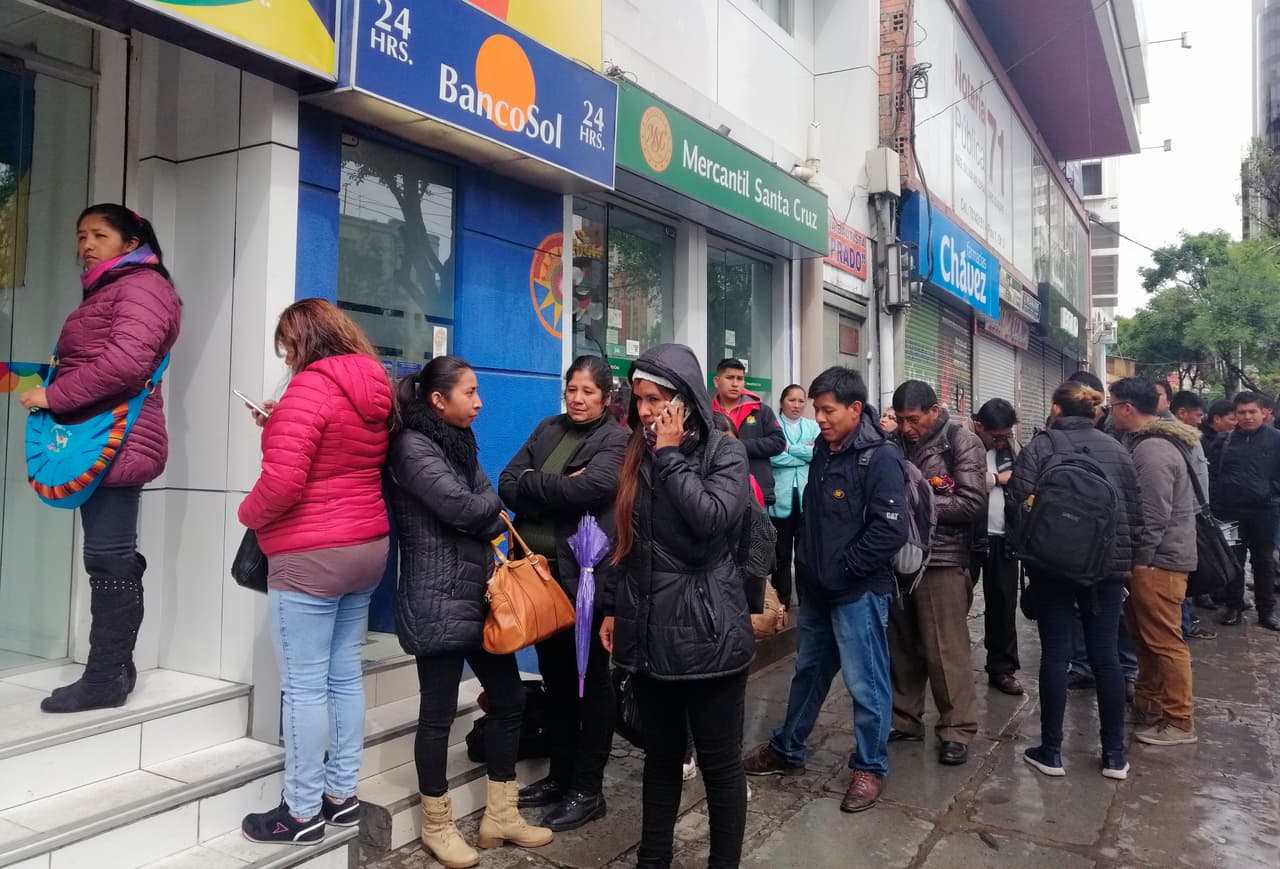 La difícil situación creada tras la salida de Evo Morales del poder en Bolivia ha creado también nerviosismo en mucha gente que salió a los cajeros de los bancos a retirar dinero.