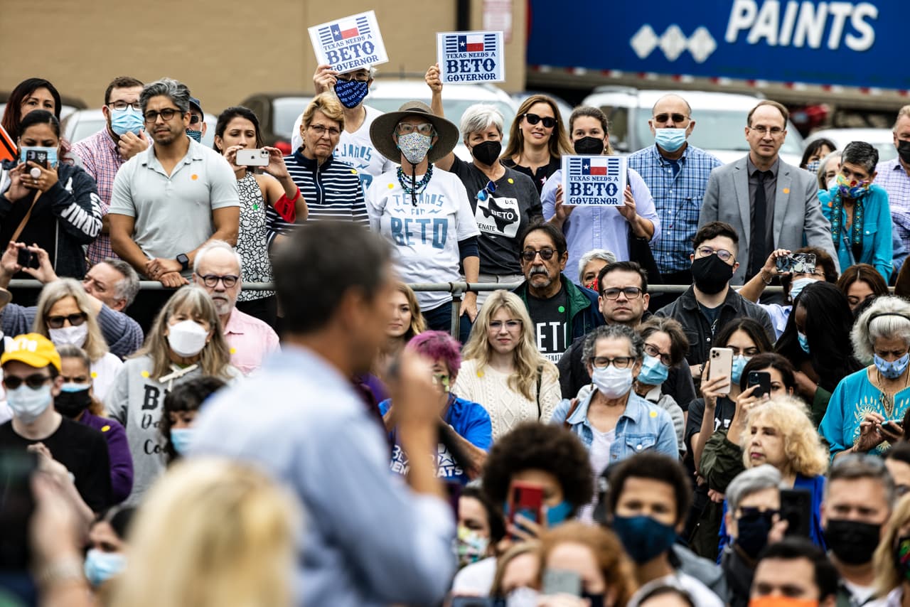 "Vamos a volver a las cosas importantes que nos unen, que nos mantienen conectados y nos permiten superar la división, la banalidad, la mezquindad presente en este momento", compartió O’Rourke a los asistentes en la ciudad del Álamo.