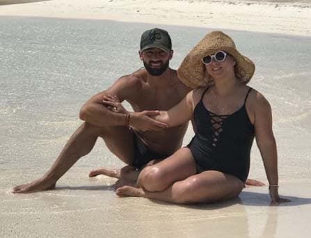 Adamari López recibió toda una serie de comentarios malintencionados después de que publicó esta fotografía de sus vacaciones junto a su esposo, Toni Costa. Algunos usuarios comenzaron a agredirla diciéndole que estaba pasada de peso.