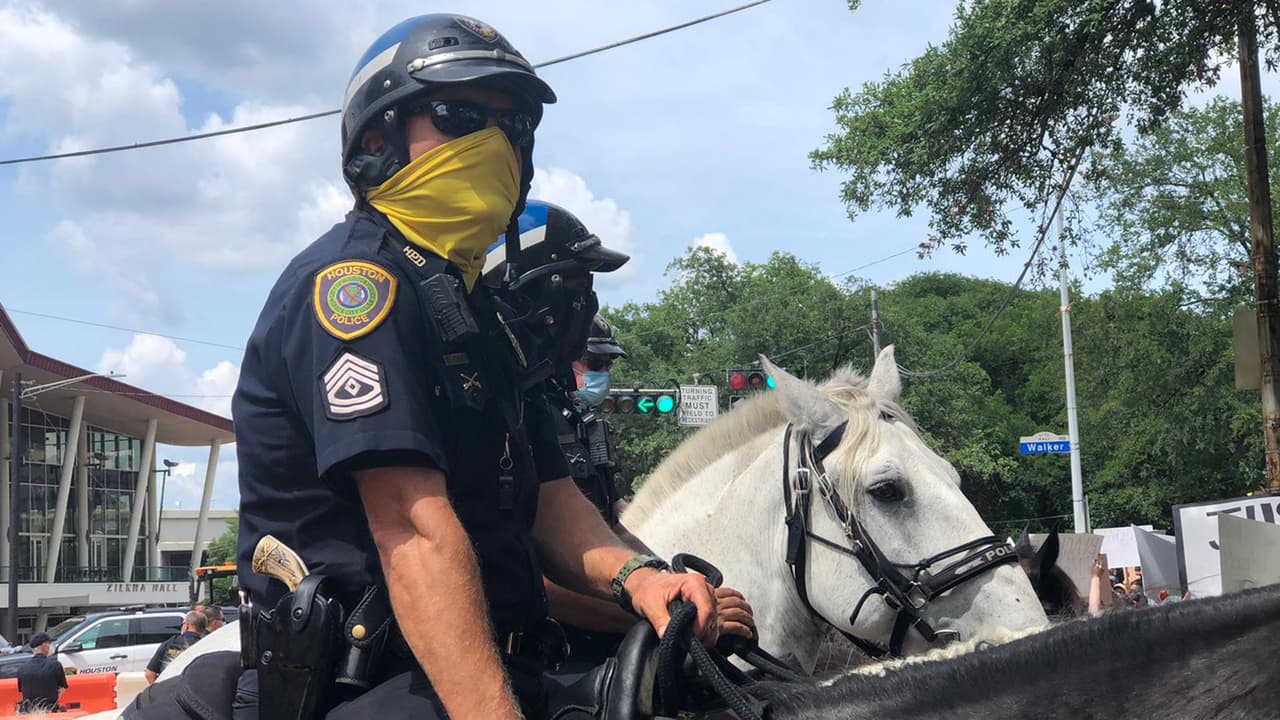 Los manifestantes partieron del parque Discovery con rumbo al ayuntamiento de la ciudad a las 2:30 pm.