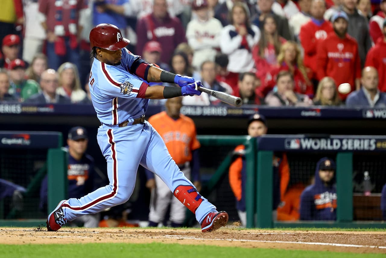 Jean Segura #2 de los Phillies de Filadelfia conecta un sencillo contra los Astros de Houston durante la segunda entrada.
