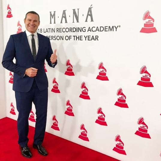 Alan recurrió a Quique Usales para que lo vistiera en tan importante noche.