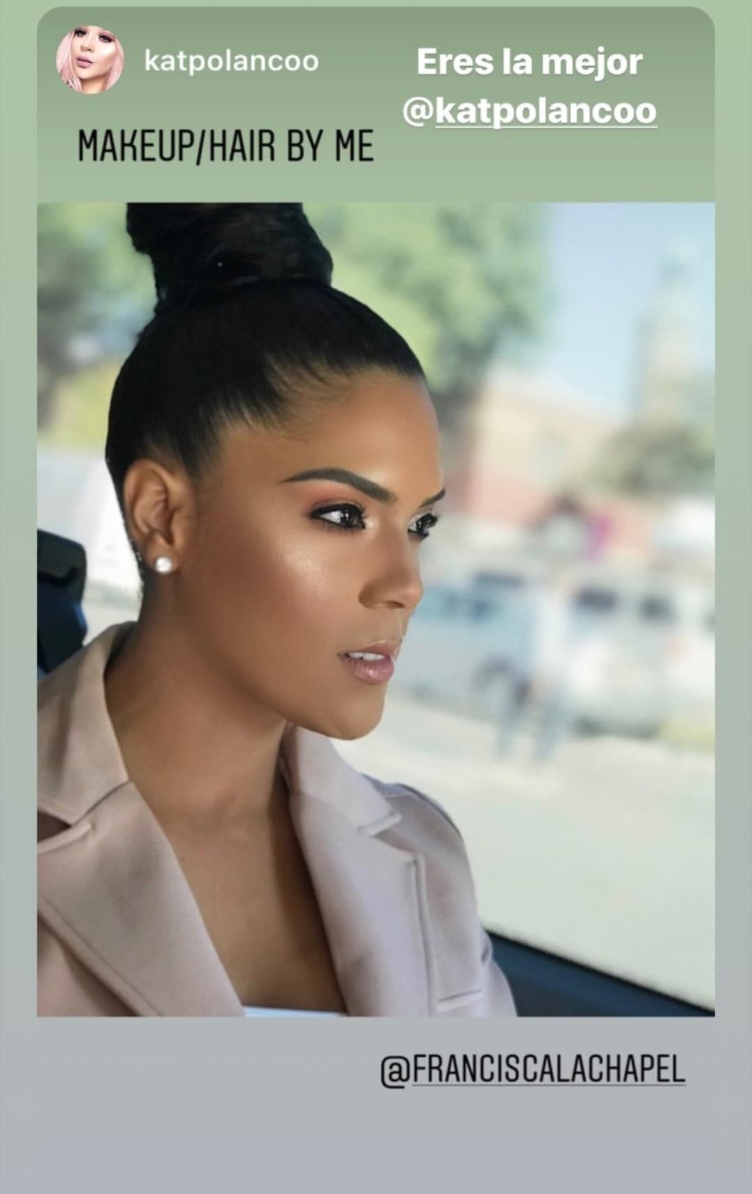 En 'La Gran Manzana' presumió un lindo maquillaje y peinado.