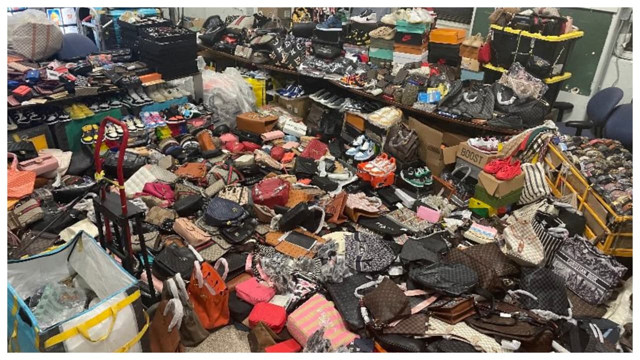 Se explicó que agentes especializados en cada una de las marcas robadas, fueron a investigar los comercios de Canal Street donde las vendían, para confirmar que eran productos falsificados.
<br>