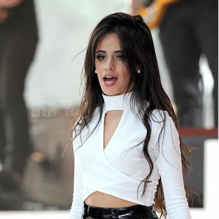 La cantante 
<b>Camila Cabello</b> utilizó 
<b><a href="https://www.instagram.com/camila_cabello/?hl=es-la">Instagram</a></b> y
<b> <a href="https://twitter.com/camila_cabello?lang=es">Twitter</a></b> para confesar que está "profundamente avergonzada" por una serie de comentarios racistas que hizo en el pasado.