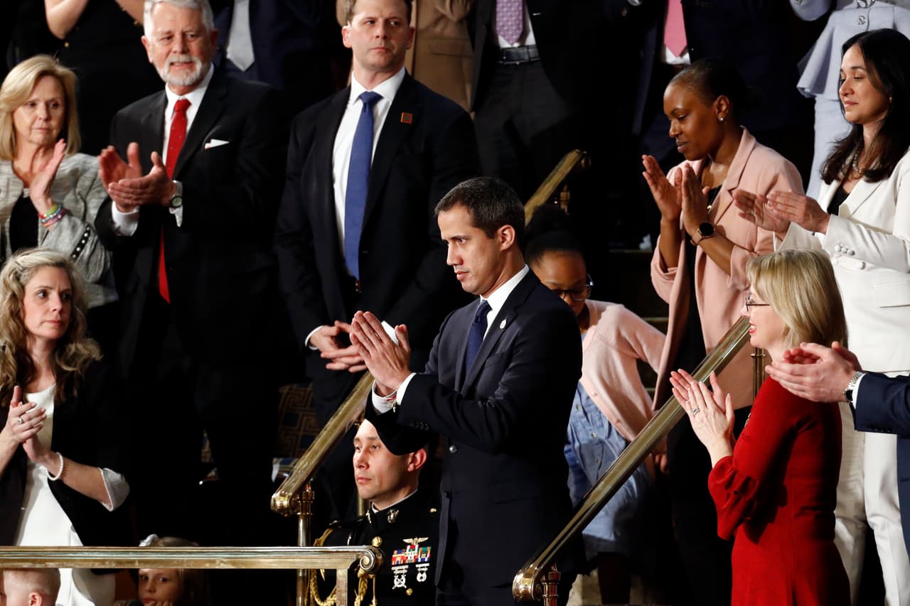 Esta imagen es del momento que los congresistas de ambos partidos se levantaron para aplaudir al líder venezolano durante el discurso del Esatdo de la Unión, prununciado la noche anterior.