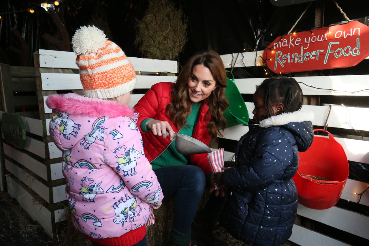 En la granja, niños y familias apoyadas por la organización benéfica platicaron con 
<b><a href="https://www.univision.com/famosos/efecto-duquesas-meghan-markle-es-dos-veces-mas-valiosa-en-dinero-que-kate-middleton-para-las-marcas-de-ropa-fotos" target="_blank">Kate Middleton</a></b>.