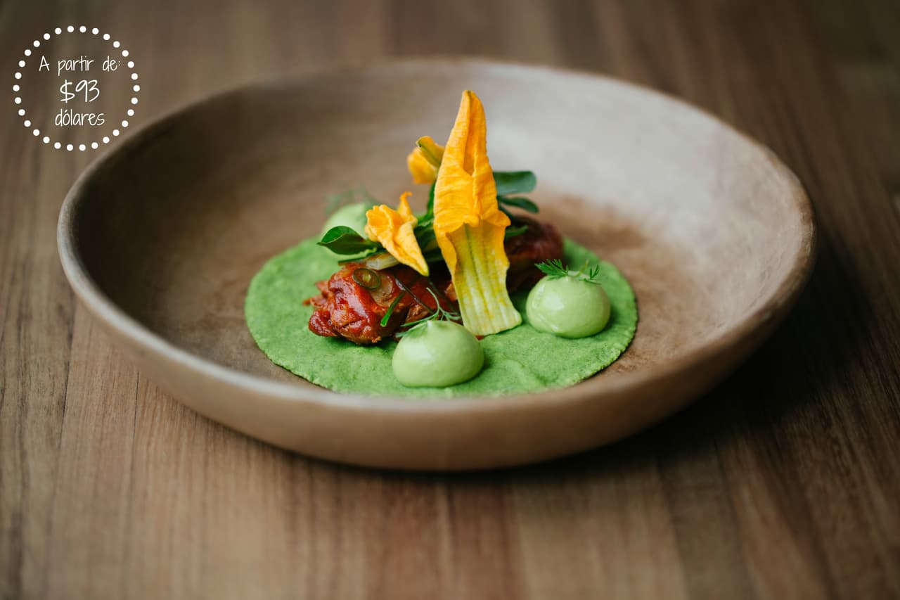 <b><a href="http://pujol.com.mx">Pujol</a></b>
<br>Bajo la batuta del reconocido chef mexicano 
<b><a href="http://www.univision.com/personas-enrique-olvera">Enrique Olvera</a></b>, Pujol se ha convertido en un referente de la cocina mexicana contemporánea, que retoma los platillos tradicionales de ese país y los reinventa. En operación desde hace 16 años, Pujol ha convertido en clásicos algunos de sus platillos como el elote con mayonesa de chicatana, una hormiga comestible que dota de gran sabor al platillo. Ese, y otros platillos representativos de Olvera, están incluidos en el menú de degustación de 
<b>7 tiempos y que tiene un precio de 93 dólares.</b>
<br>
<br>
<br>