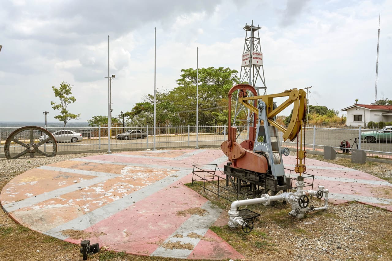 <b>Puesto 25. Mene Grande, Venezuela</b>
<br>
<br>Temperatura promedio anual: 86.1 grados Fahrenheit (30.05 grados centígrados).
<br>
<br>Mes más caliente del año: junio (87.2 grados Fahrenheit o 30.6 grados centígrados en promedio).
<br>
<br>Mes más caluroso de la última década: marzo de 2016 (89 grados Fahrenheit o 31.6 grados centígrados en promedio).
<br>
<br>Utilizando los
<a href="https://www.ncei.noaa.gov/access/metadata/landing-page/bin/iso?id=gov.noaa.ncdc:C00861#:~:text=Global%20Historical%20Climate%20Network%20includes,wave%20duration%2C%20etc.)."><u>datos históricos globales</u></a> de la Administración Atmosférica y oceánica Nacional (NOAA), el portal 24/7 Wall St. identificó los lugares
<a href="https://247wallst.com/special-report/2021/11/07/the-hottest-inhabited-places-on-earth/"><u>más calientes de la Tierra</u></a> donde viven personas.
<br>