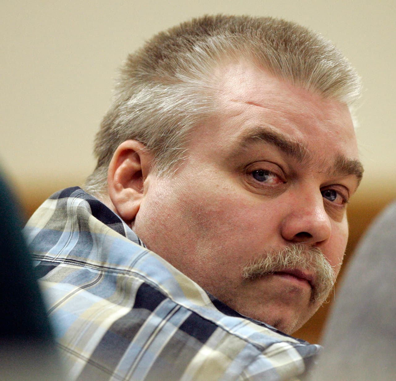 Imagen del 13 de marzo de 2007. Steven Avery escuchaba los testimonios en la sala de un juzgado de Wisconsin. Sus abogados pedían entonces un nuevo juicio.