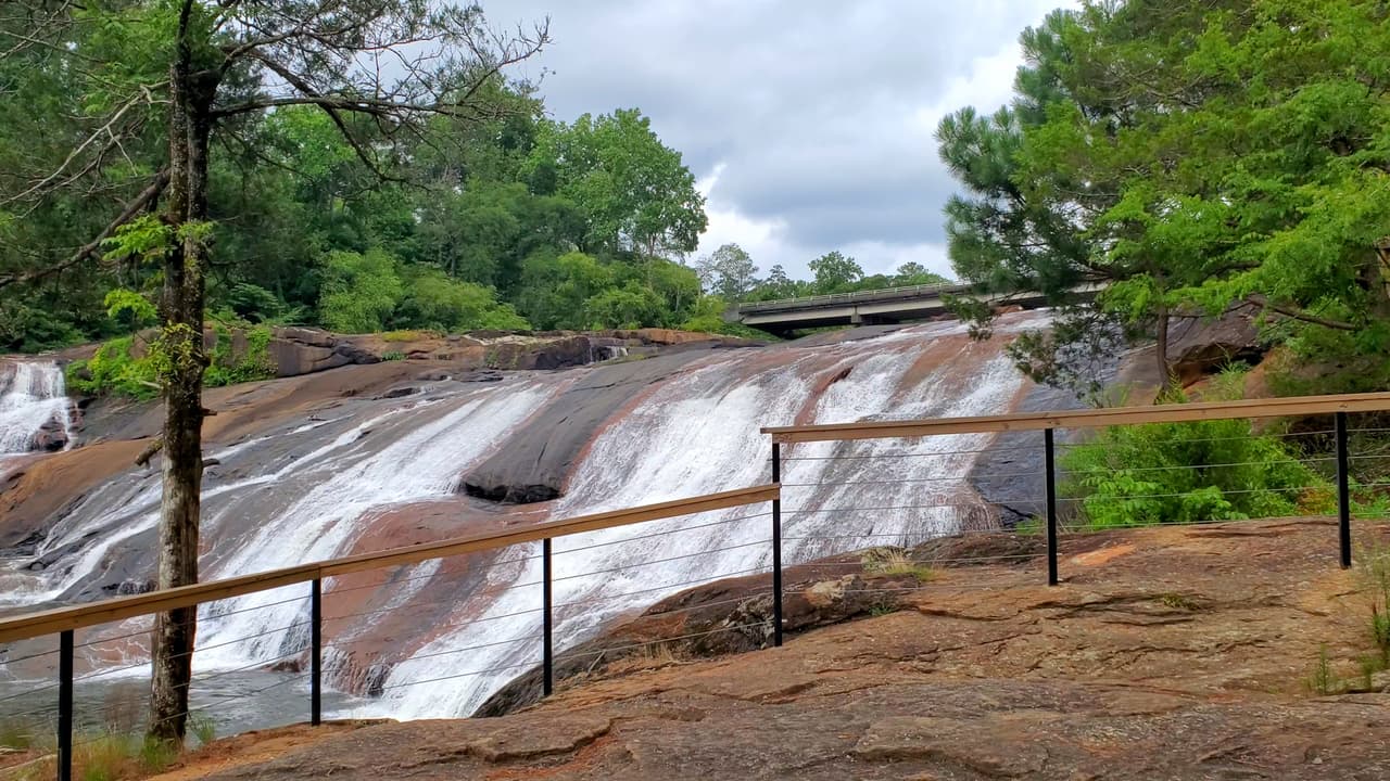 Otro de los senderos te llevara por varias estructuras históricas que aún permanecen en el parque.